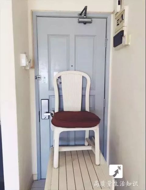 妙用椅子抵门 要用此招的话,首先要看房间里有没有那种矮的置物台