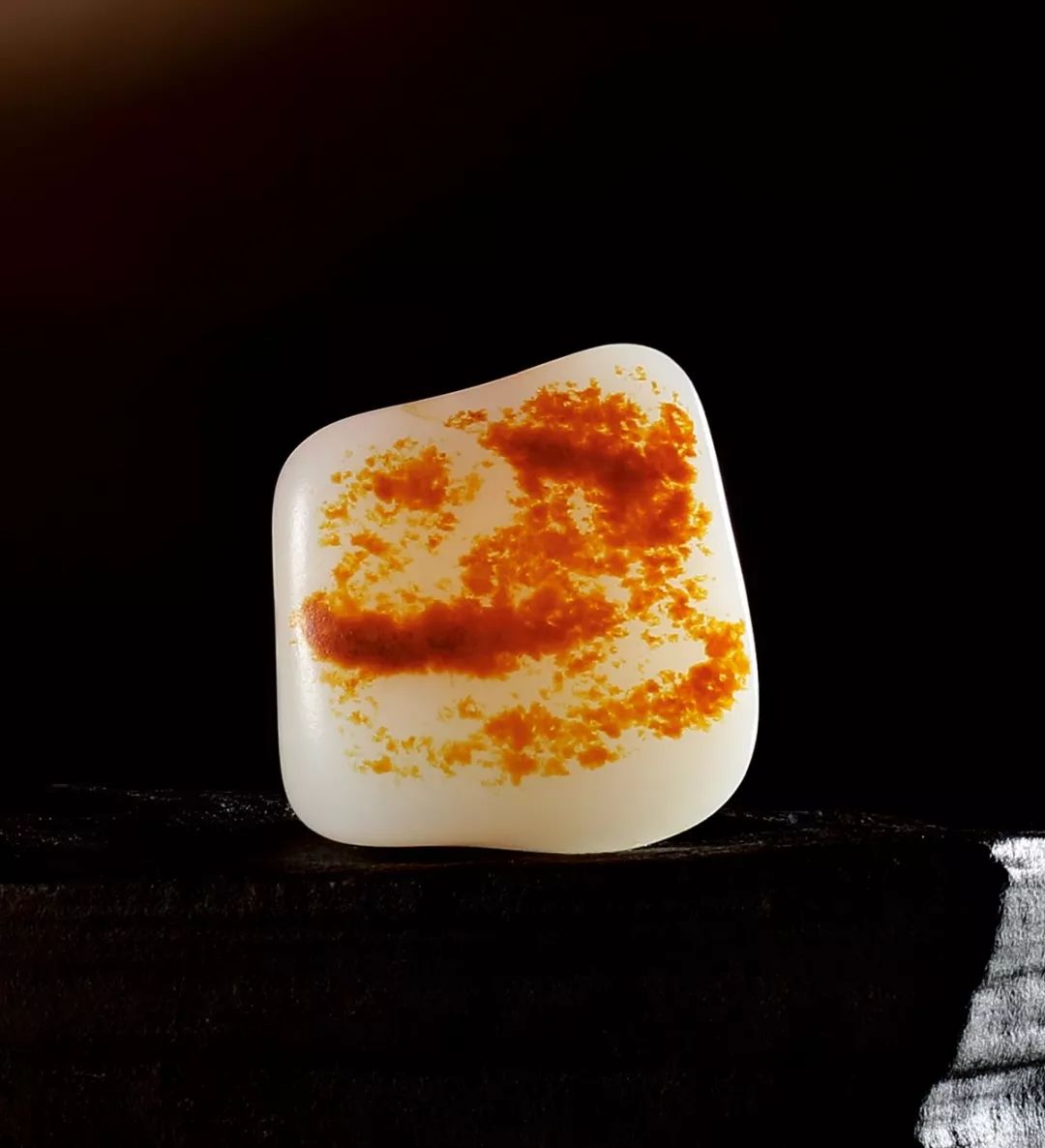 有一种和田玉籽料的美叫"红皮白肉"
