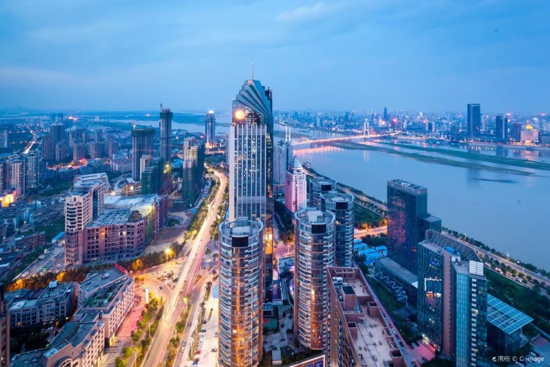 深圳是一座年轻化的城市,在这里你可以感受到大都市的繁华和繁忙,可以