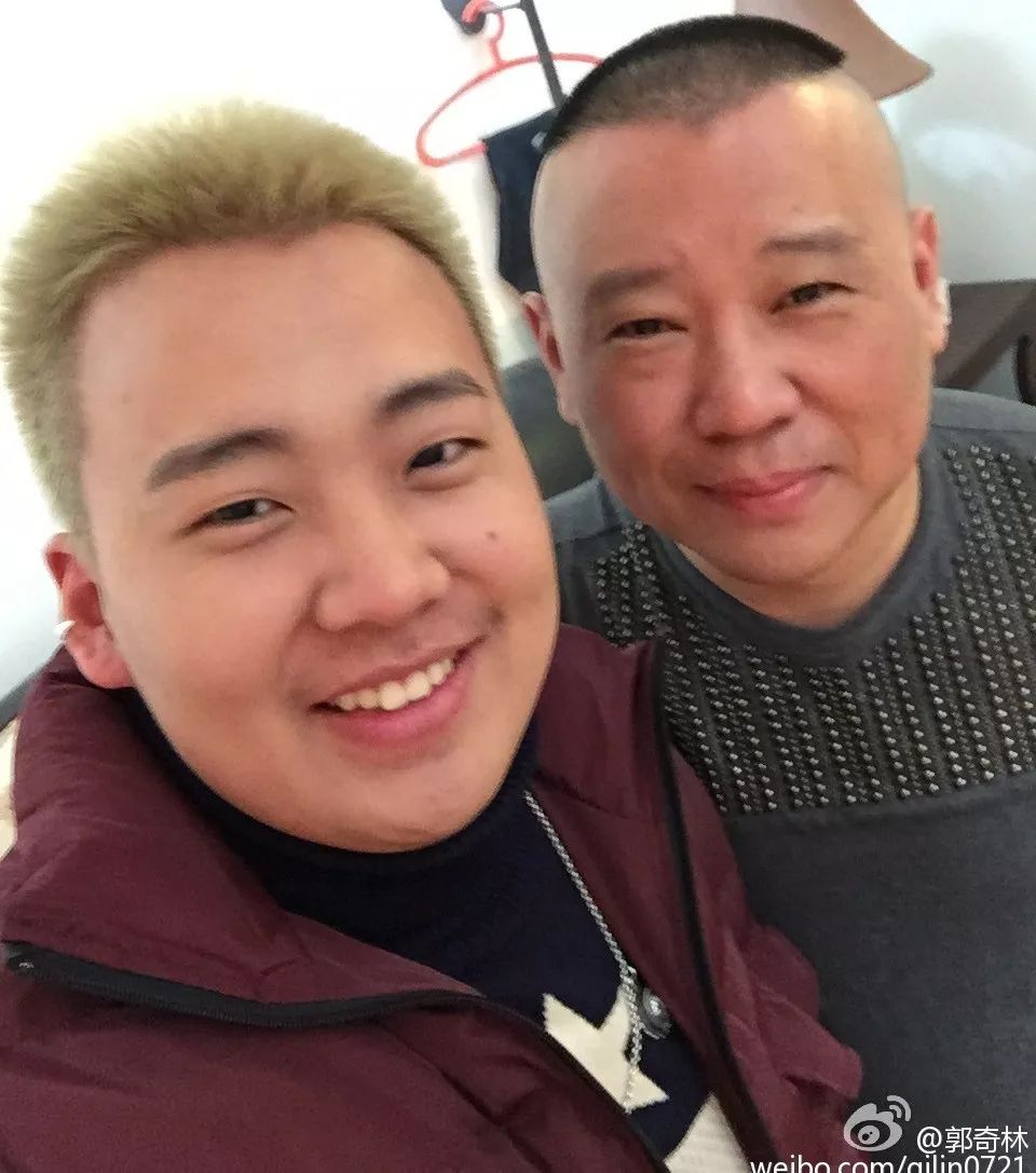 曾经的郭麒麟, 只是一个跟在老爸后面, 蹒跚学步的小黑胖子.