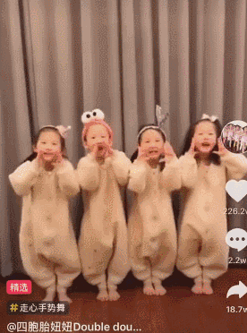 真喜欢这四位古灵精怪的小女孩 看着她们逗趣的表情 在屏幕前也感受到